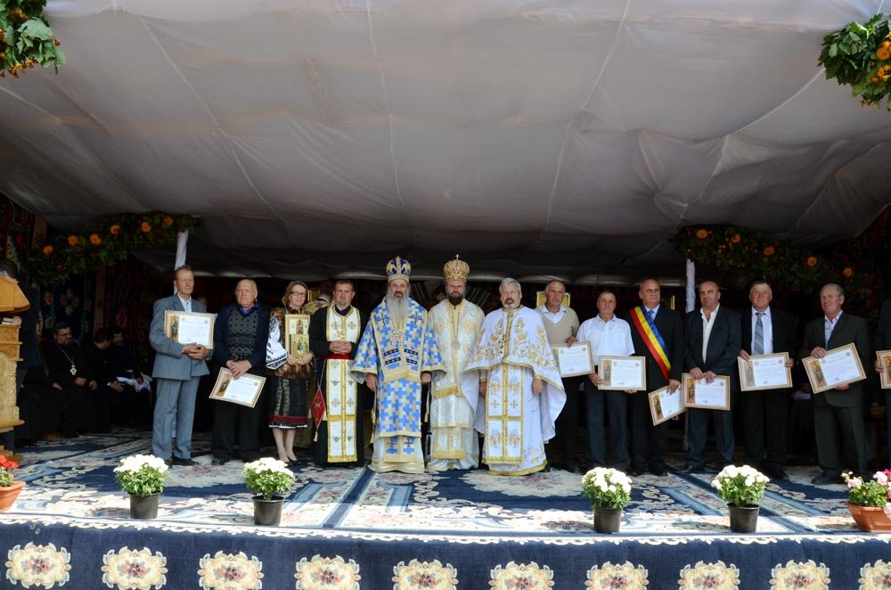 Doi ierarhi la sfinţirea bisericii din Pomârla 2, Dorohoi 83973
