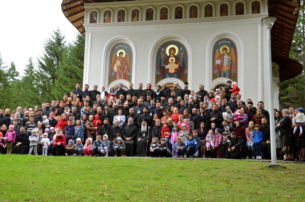 Preotul şi preoteasa, părinţi în familie şi în parohie 83961