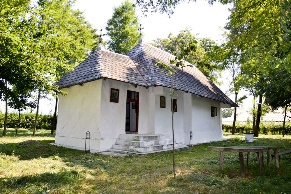 Biserica din poieniţa Icuşenilor 83912