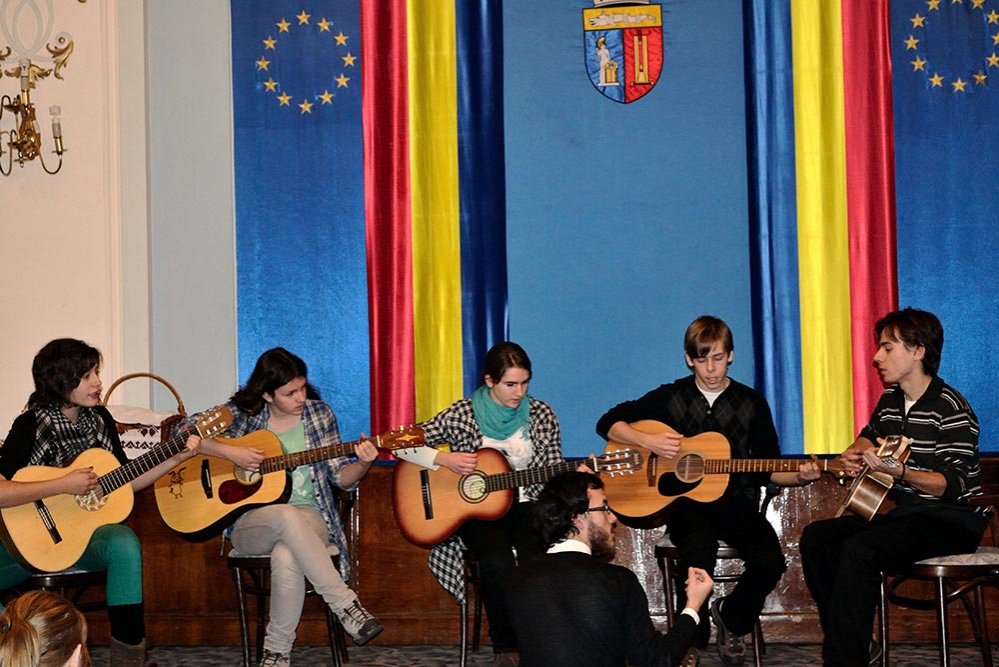 Activităţi la Centrul Comunitar pentru Tineret de la Şcoala „Christiana“   83905