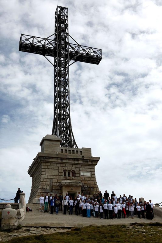 Tineri în pelerinaj la Crucea de pe muntele Caraiman 83897