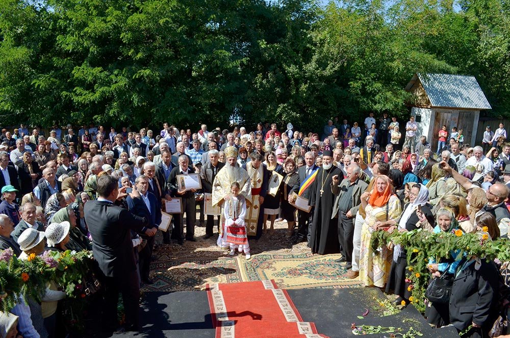Sfinţire de biserică şi de casă parohială la două parohii din Protopopiatul Piatra Neamţ 83871