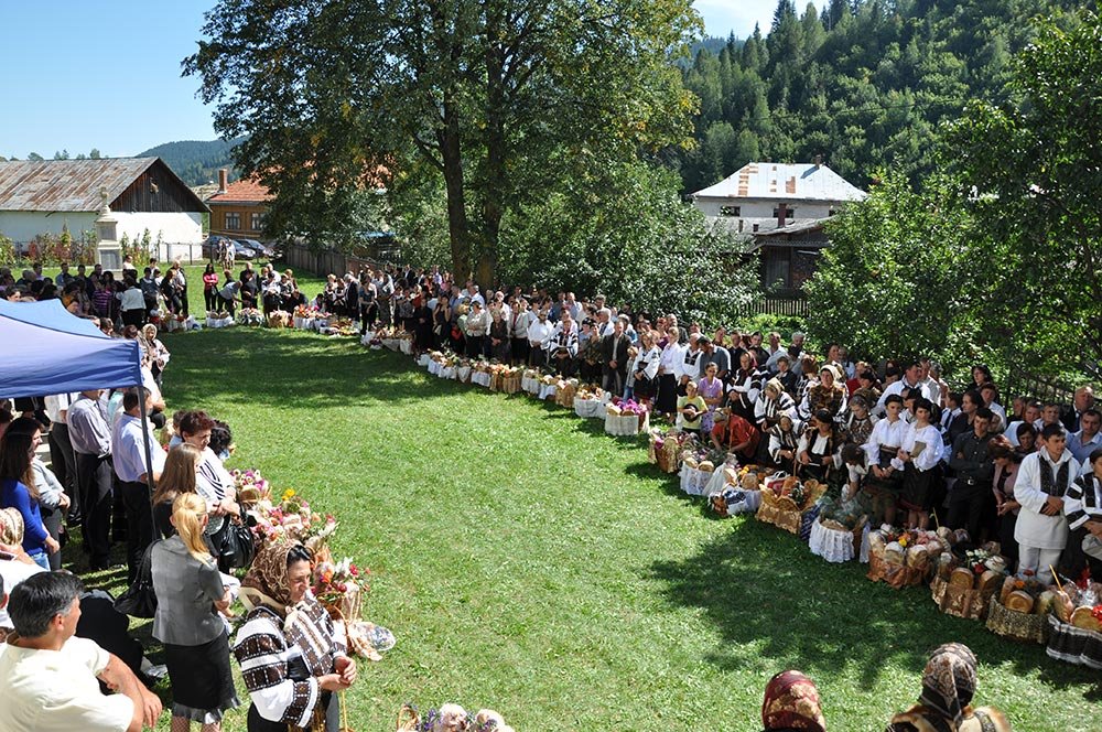 Rugă la mormintele strămoşilor din Colacu 83813