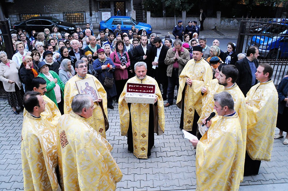 Sfinţii ocrotitori ai familiei purtaţi în procesiune 83643