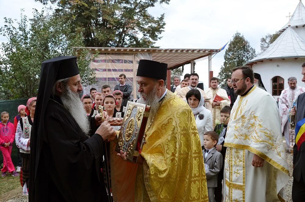 Biserica „Izvorul Tămăduirii“ din localitatea Coşula, sfinţită de IPS Mitropolit Teofan 83612