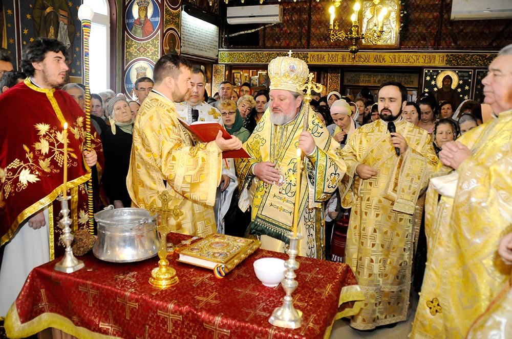 Pictura Bisericii „Sfântul Ierarh Nicolae“ a fost resfinţită 83616