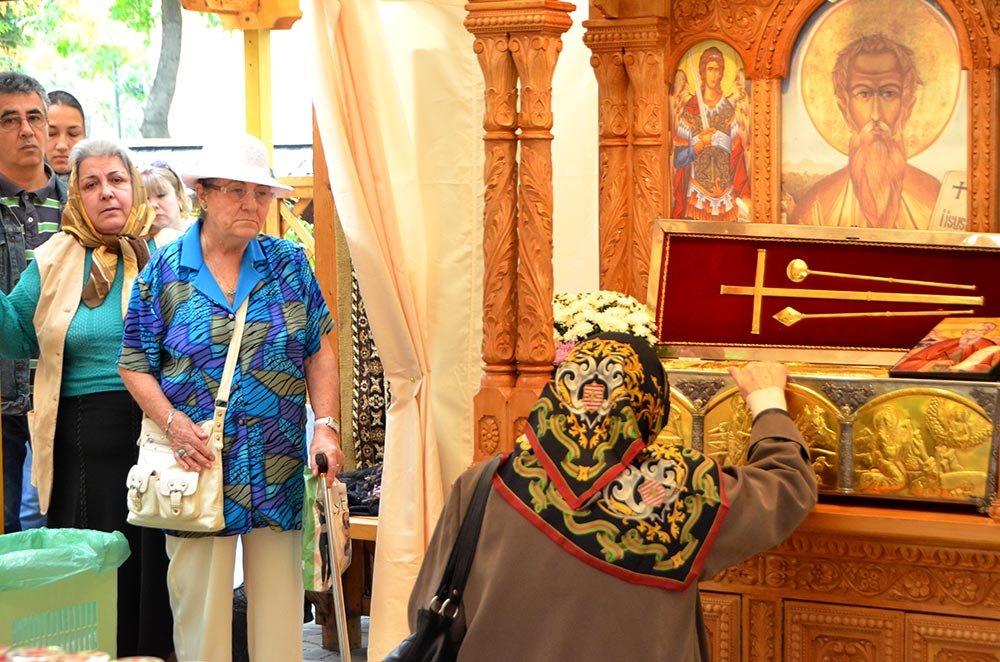 Pelerinaj de tradiţie în cartierul bucureştean Titan 83597