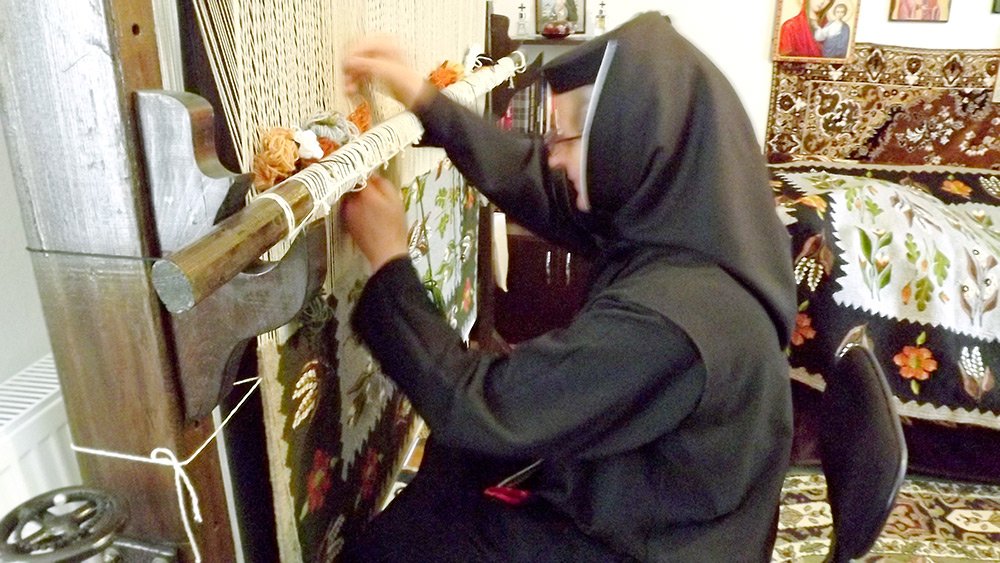 Monahii împletesc armonios rugăciunea cu ascultarea 83549