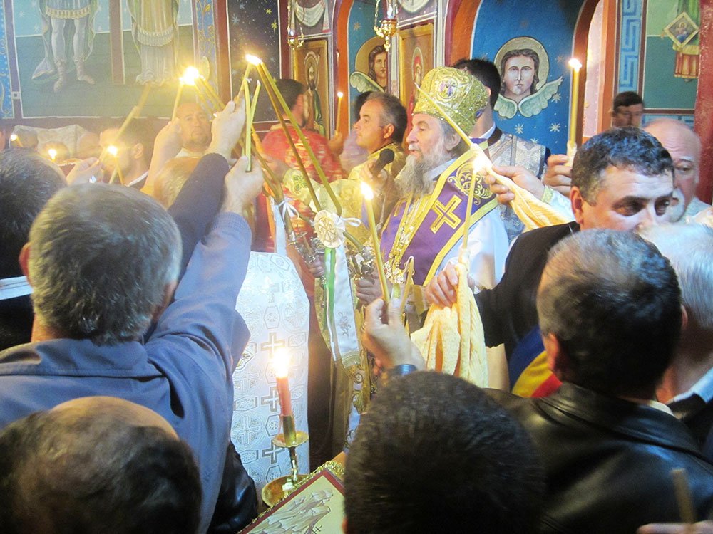 Trei lăcaşuri de închinare târnosite în Gorj şi Vâlcea 83479