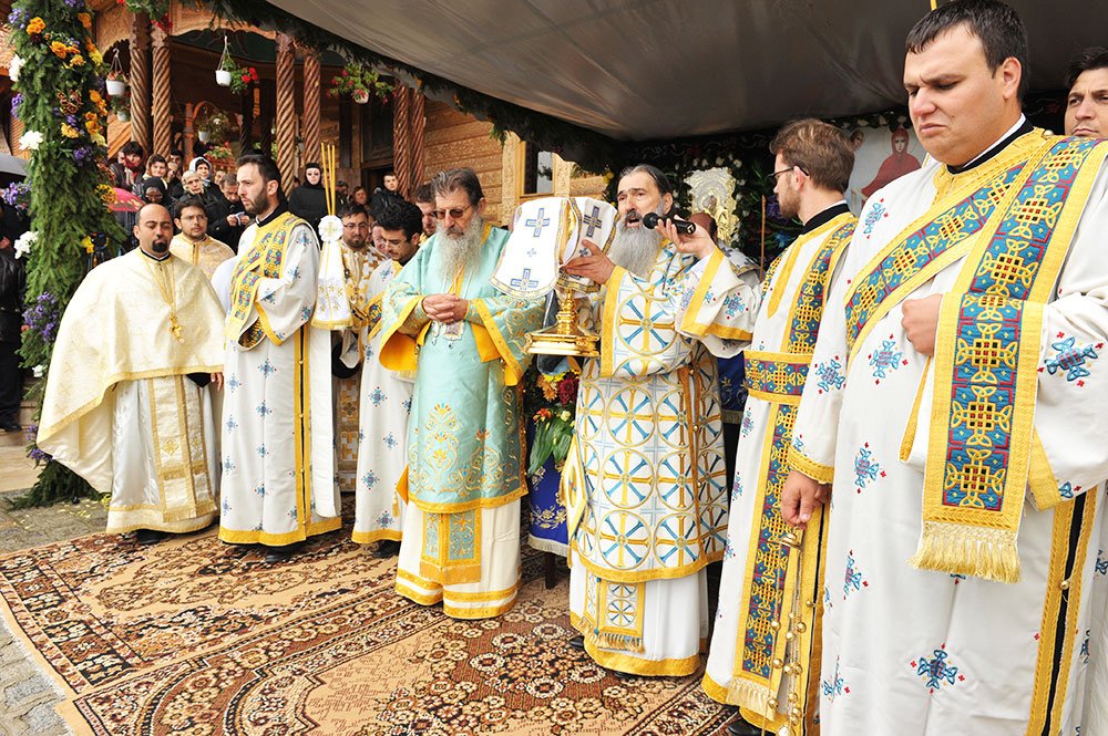 Slujbă solemnă la hramul Mănăstirii Dorna Arini 83422