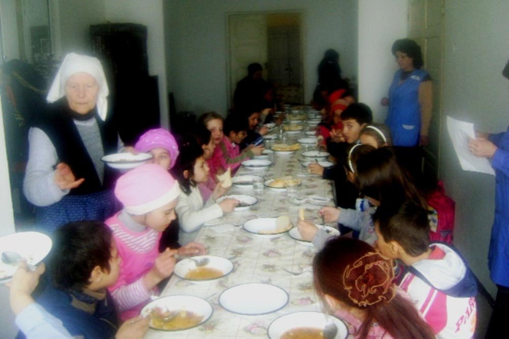 Program social pentru elevii săraci din Parohia Călimăneşti I 83311