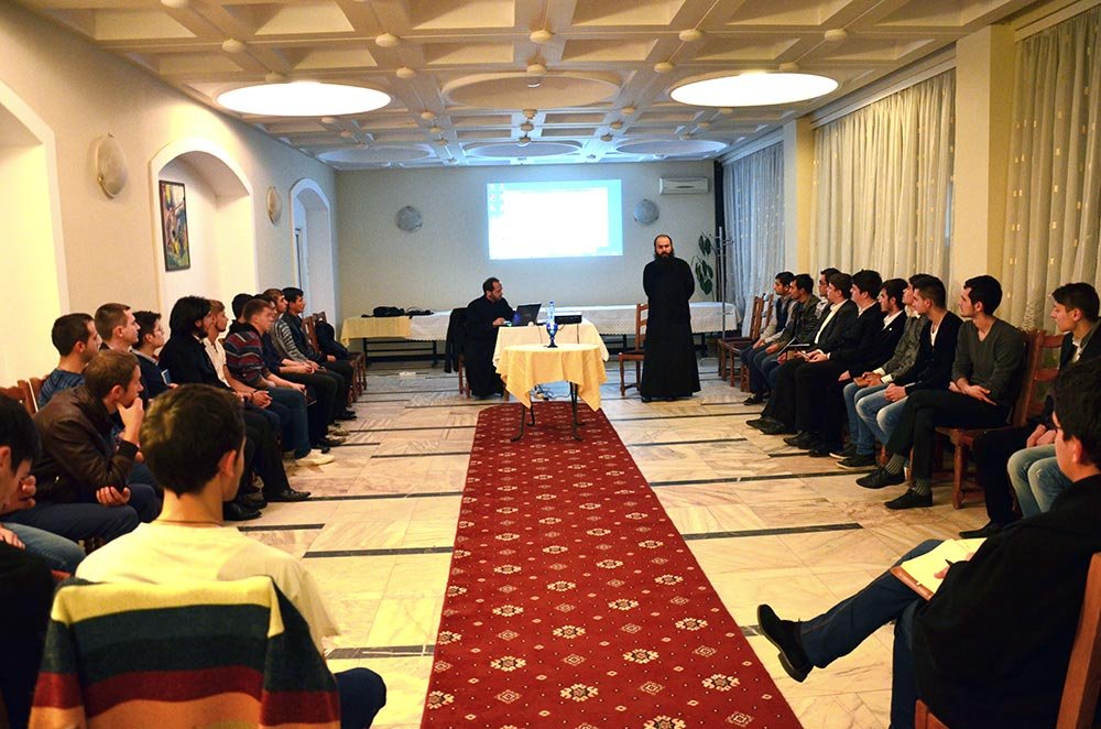 Conferinţă susţinută de pr. Ioan Florin Florescu, la Colegiul „Sfântul Nicolae“ 82981