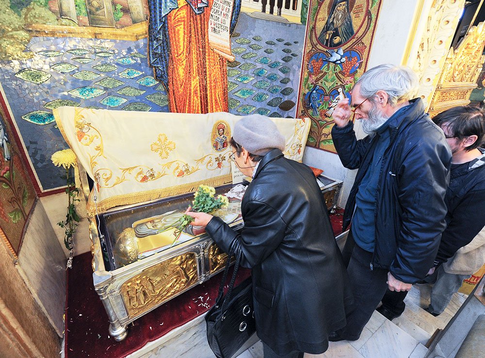 Veghetori la racla Sfântului Cuvios Dimitrie cel Nou 82914