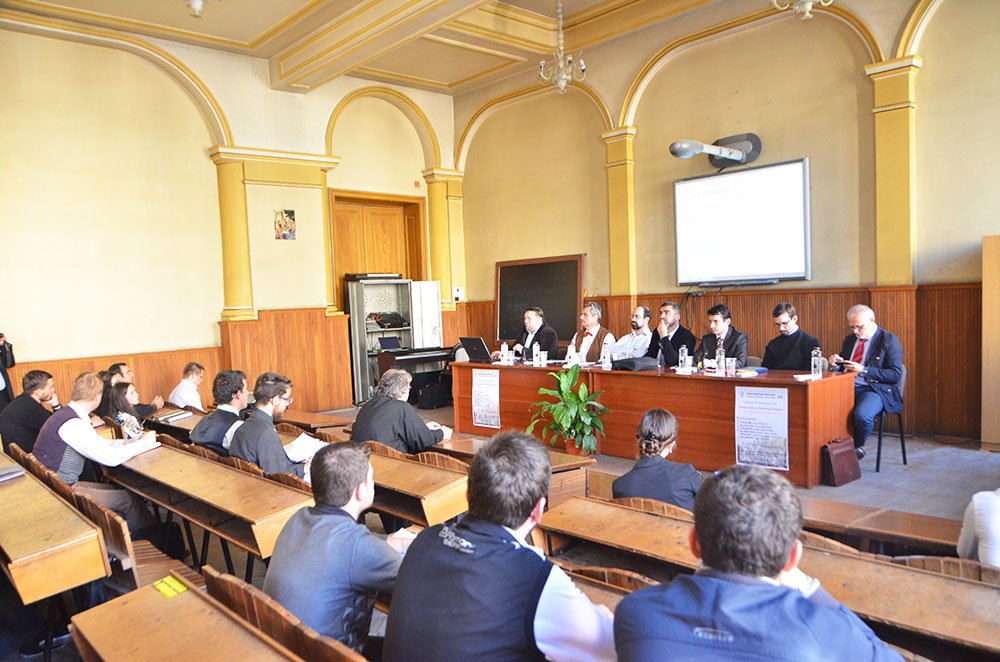 Dezbatere despre mass-media şi pelerinajul religios 82894