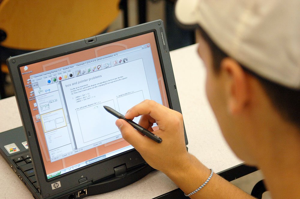 Realizarea unui manual electronic costă între 5.000 şi 12.000 de euro 82893