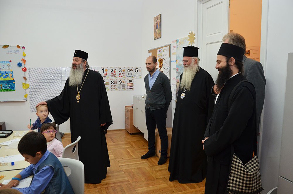 Grădiniţa „Buna Vestire“ şi Şcoala „Varlaam Mitropolitul“ au fost vizitate de doi ierarhi 82812