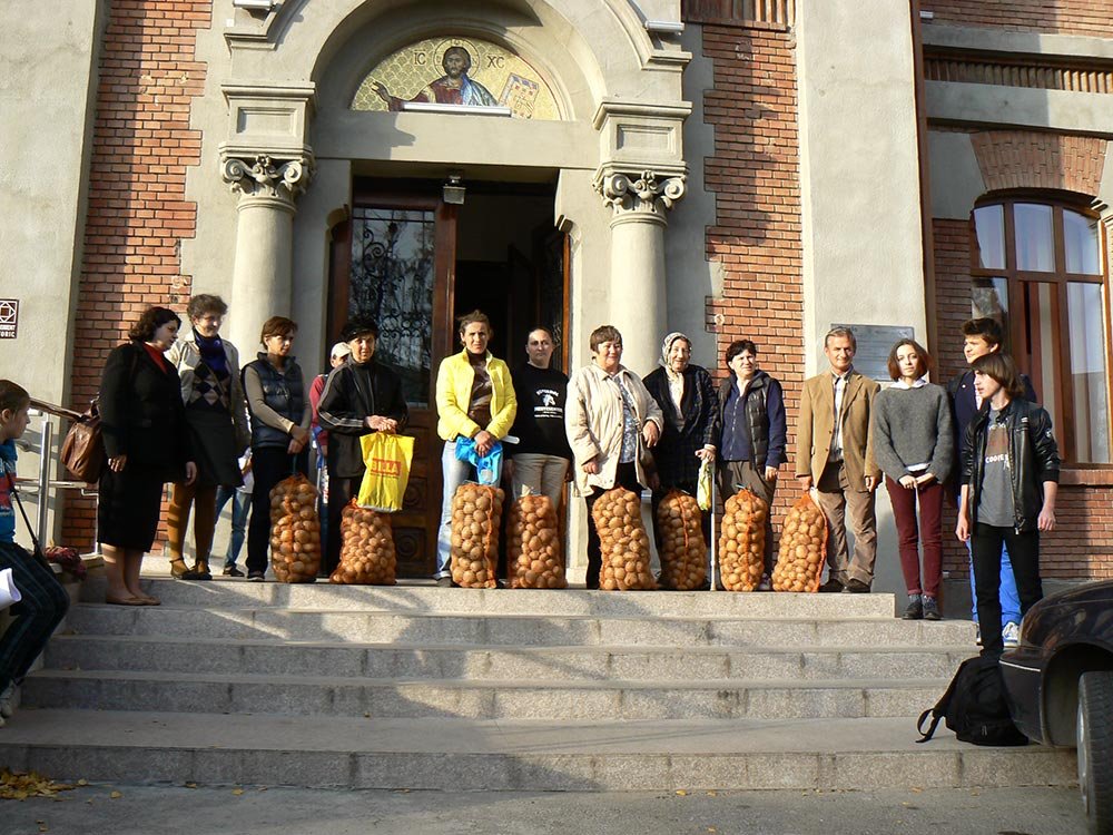 Elevii Colegiului Naţional din Iaşi, în sprijinul persoanelor nevoiaşe 82739