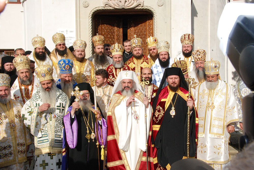 Arhiereii râmniceni, sărbătoriţi de cler şi credincioşi 82563