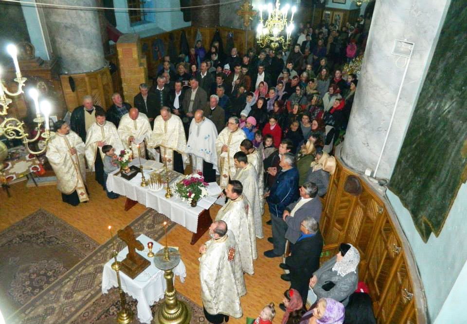 Sfântul Maslu oficiat de 16 preoţi la parohia Bodeşti 82543