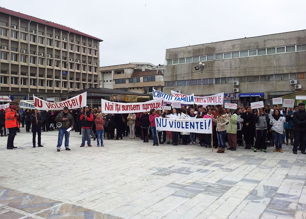 Marş antiviolenţă în Arhiepiscopia Târgoviştei  82431