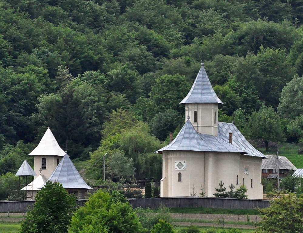 Sărbătoare la Mănăstirea Peştera din judeţul Neamţ 82404