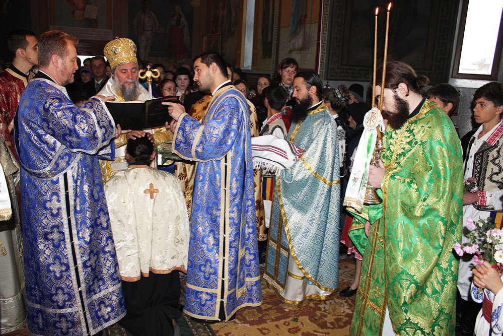 Liturghii arhiereşti la Izvor şi Ostroveni 82353