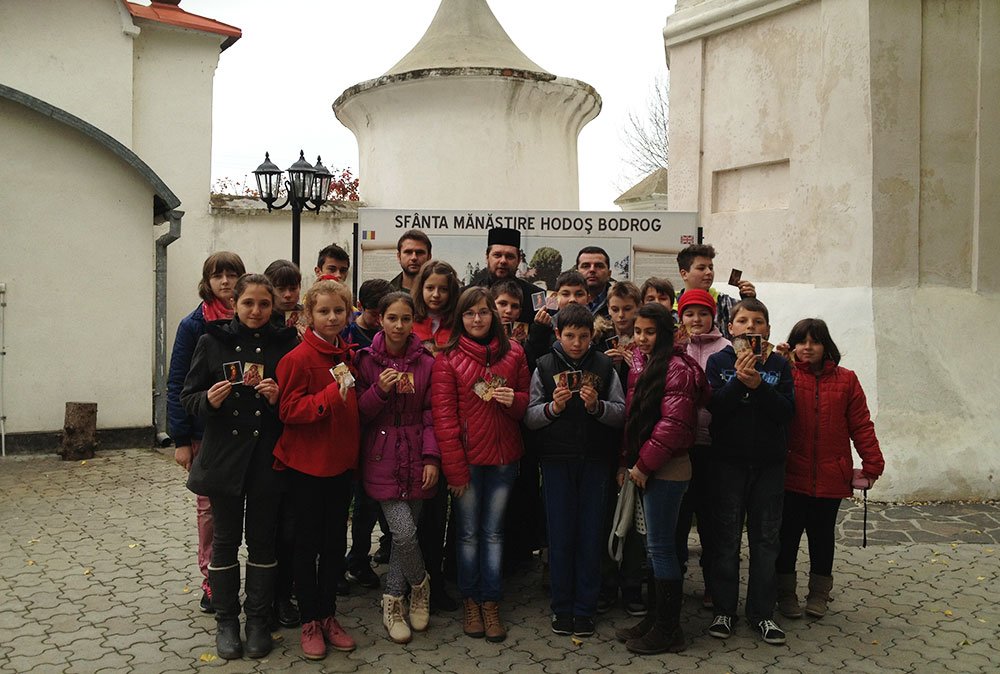 Elevi din Ineu în pelerinaj la mănăstirile arădene 82280