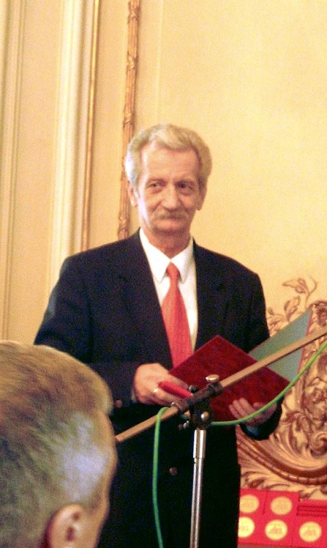 Pios omagiu şi recunoştinţă fratelui Florin Rogneanu 82225