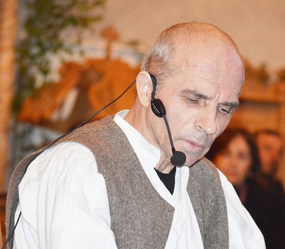 Rapsodul Grigore Leşe i-a colindat pe moineşteni 82164