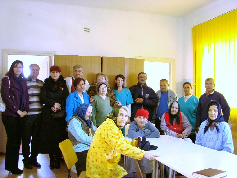 Campanie filantropică la Centrul pentru bătrâni din Lădeşti 82095