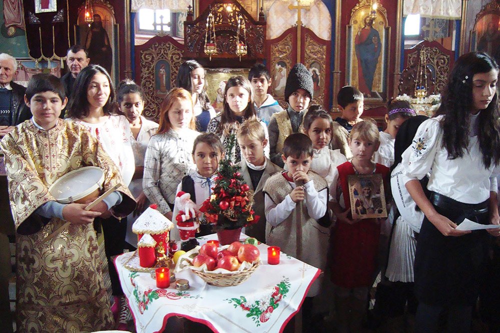 Colindători la biserica din Roşia de Secaş cu ocazia hramului 82012