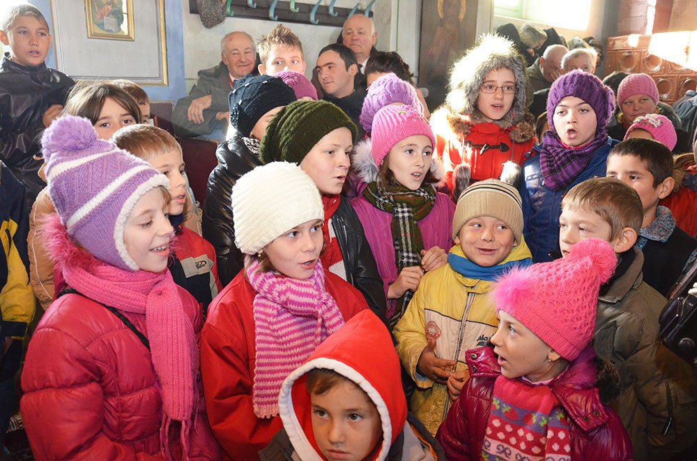 Sfântul Nicolae i-a adus împreună pe studenţii teologi şi pe enoriaşii din Pocreaca 82031