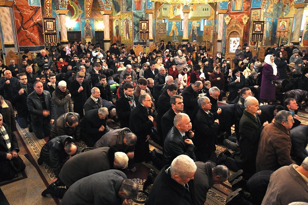 Slujbe arhiereşti la Gura Humorului şi Bacău 81878