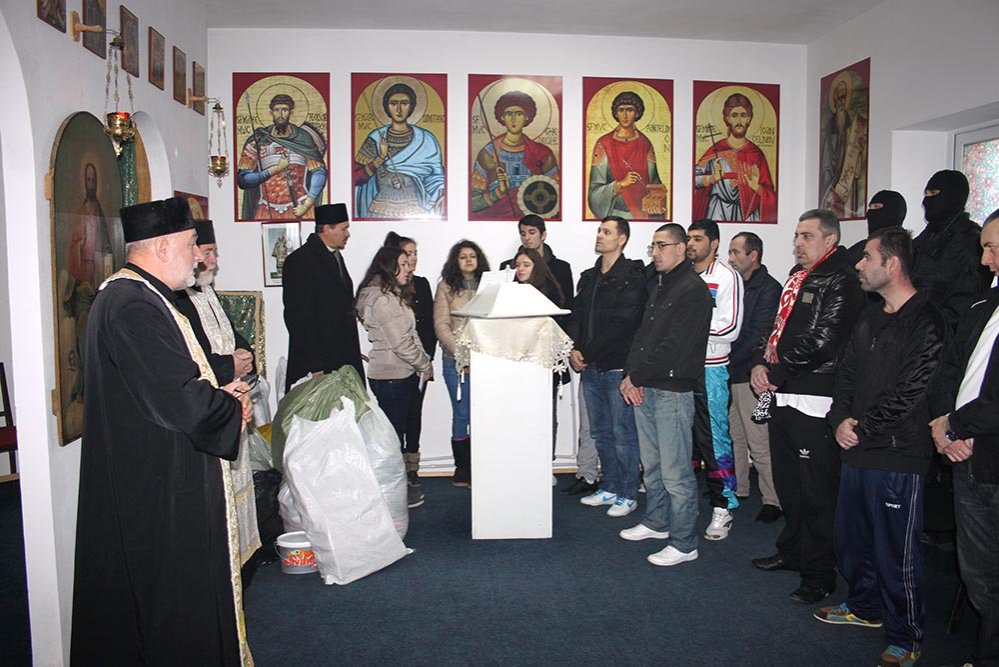 Daruri şi colinde pentru deţinuţii de la Penitenciarul din Galaţi 81829