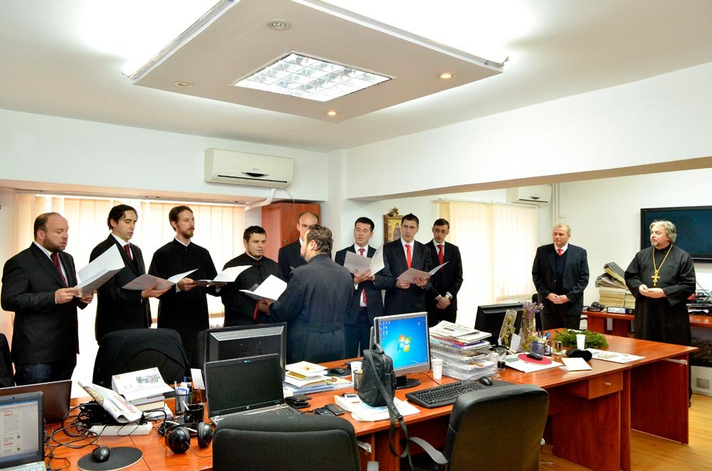 Grupul de colindători „Pelerinul“ în redacţia „Ziarului Lumina“ 81766