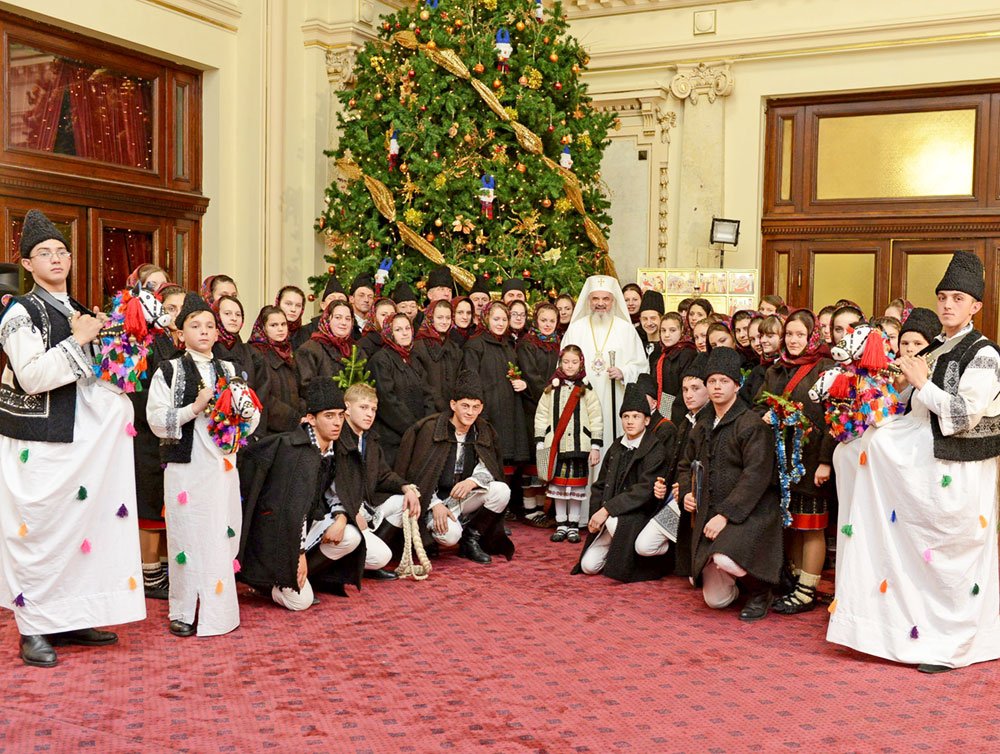 Cete de colindători la Palatul Patriarhiei 81747