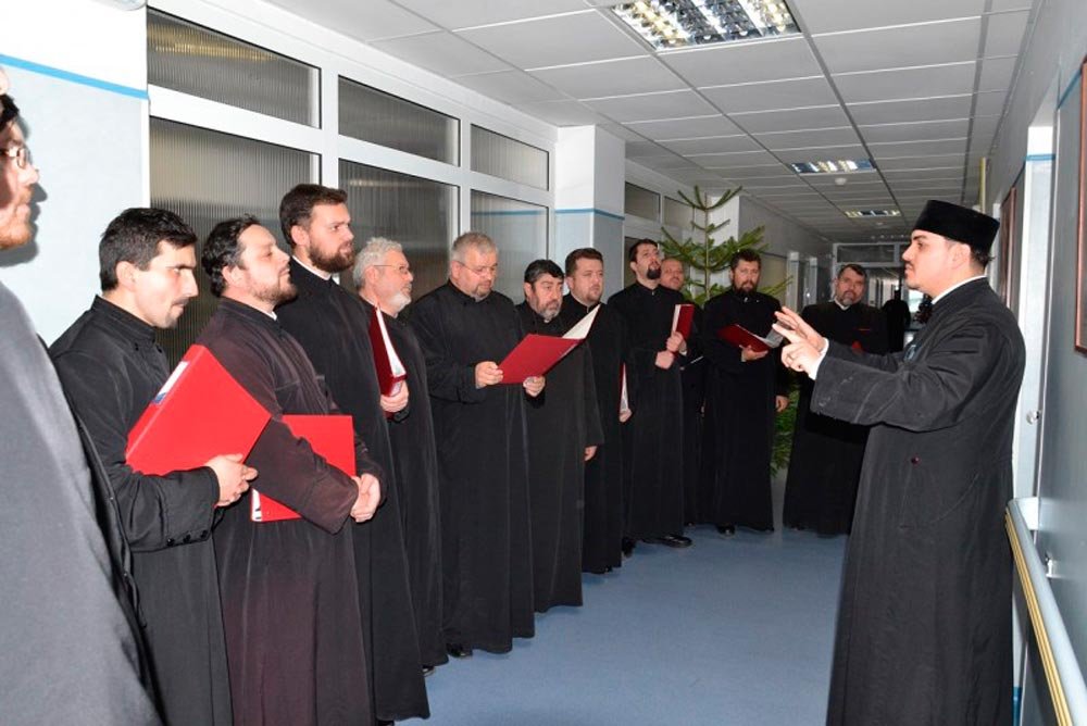 Cântări vesele şi triste la Institutul Regional de Oncologie din Iaşi 81714