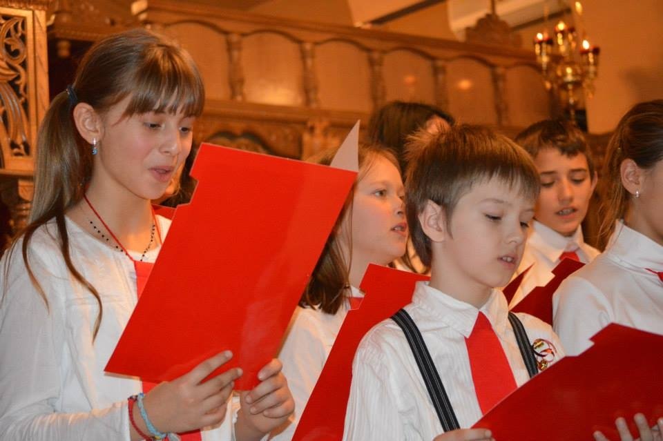 Tradiţii, ajutor pentru cei de acasă şi speranţă în mai bine  305797