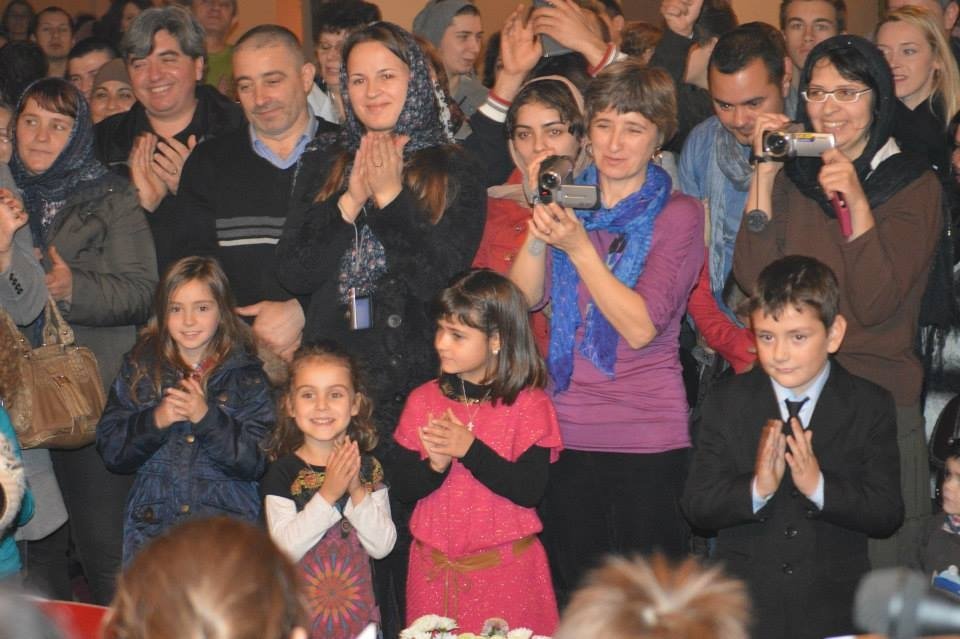 Tradiţii, ajutor pentru cei de acasă şi speranţă în mai bine  305799