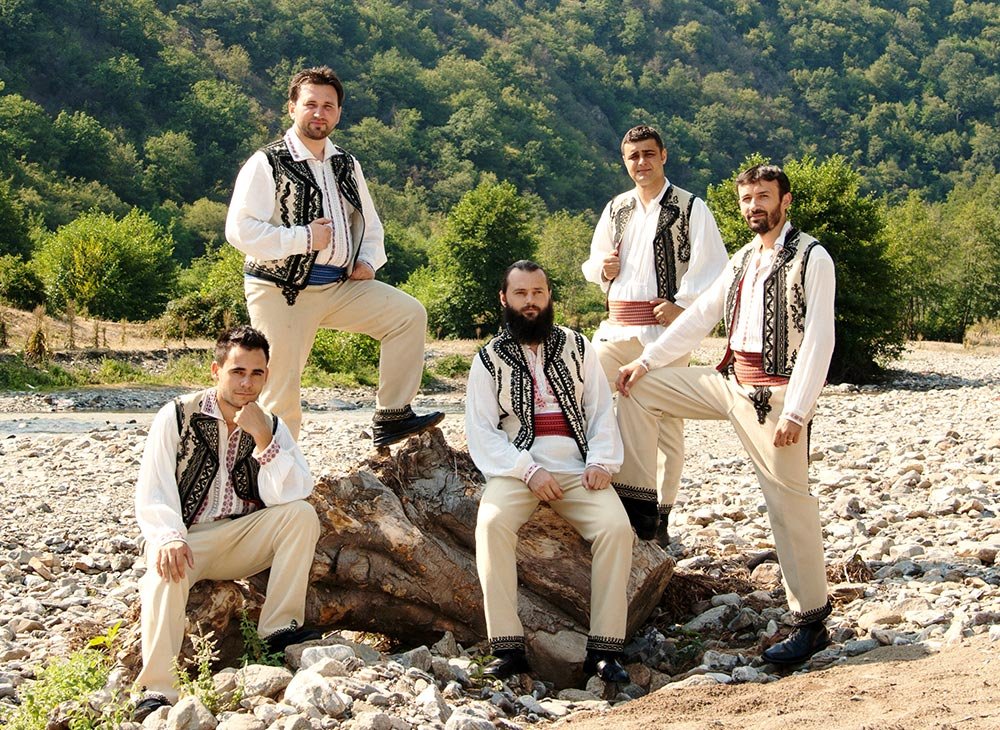 Grupul folcloric „Izvoraşul“ la sărbătorile Eminescu 81586