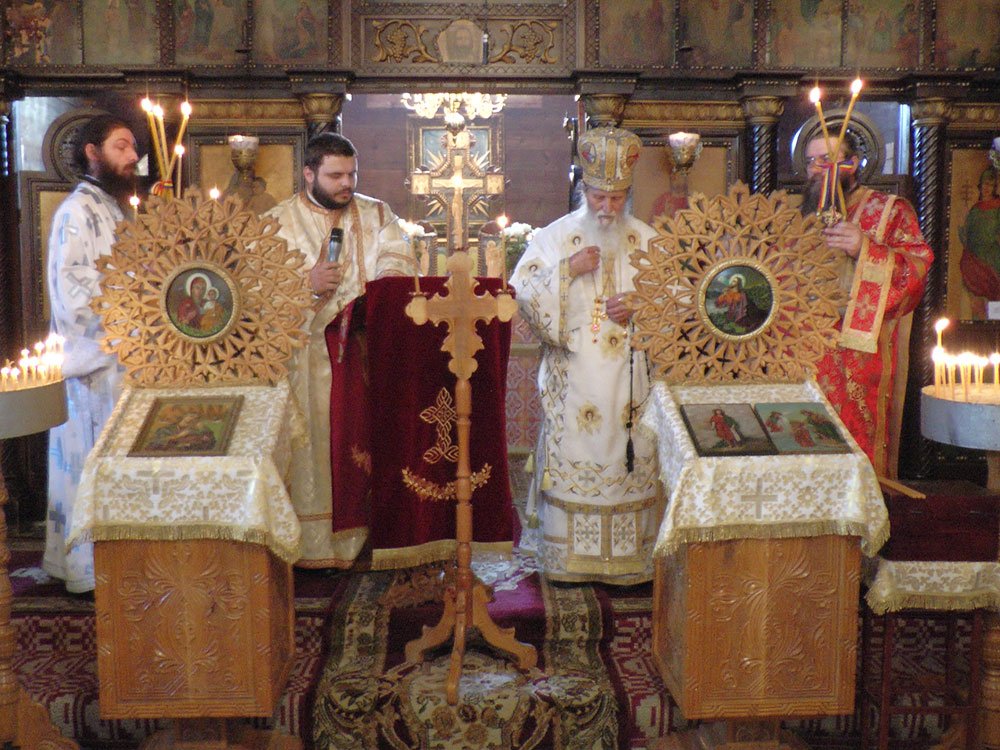 Liturghie arhierească în parohia Laura 81592