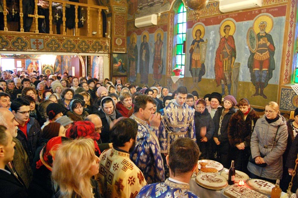 Lăcaşul renăscut după căderea comunismului 81034