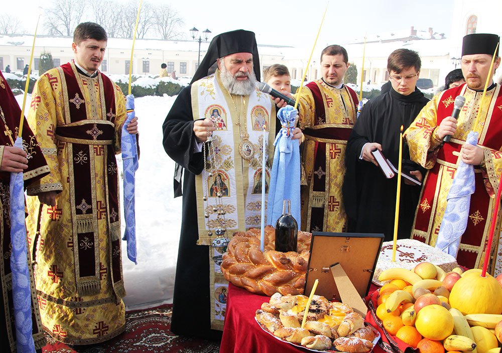 Slujbă arhierească la Catedrala din Roman 81024