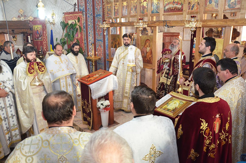 Sfânta Liturghie şi slujba Botezului, oficiate de IPS Teofan în parohia „Sfânta Treime“ - Frenciugi 81005