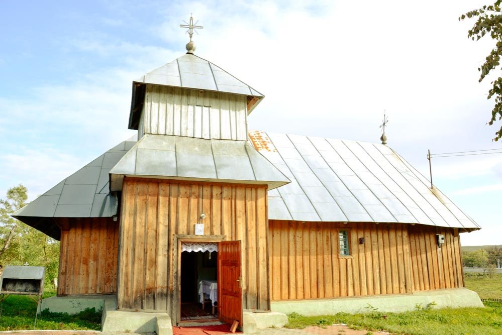 Bisericuţa satului „de peste tei“ 80956