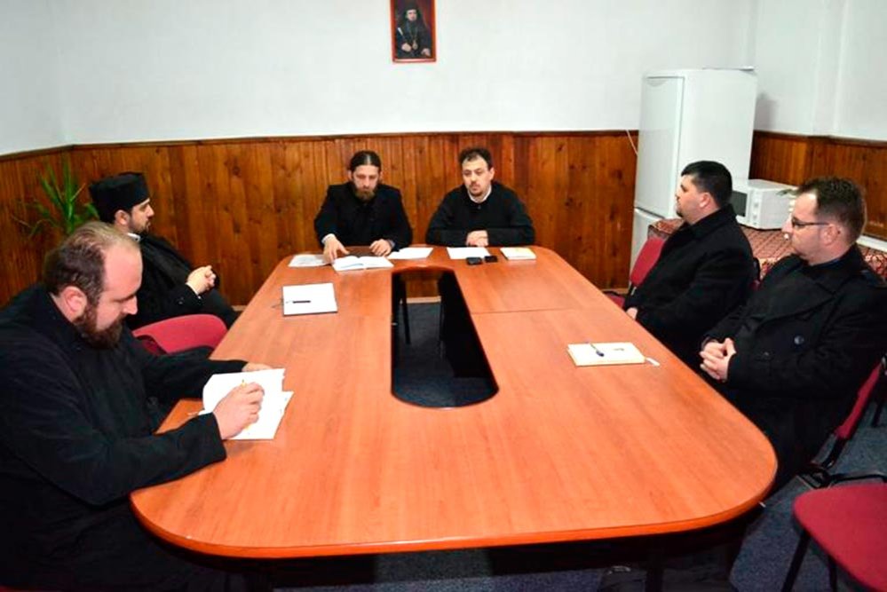 Întâlnire de lucru cu responsabilii centrelor de tineret din Episcopia Caransenbeşului 80687