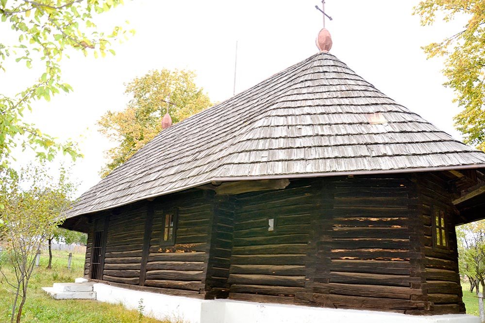 Lăcaşul „de la curte“ al Ionăşenilor 80667