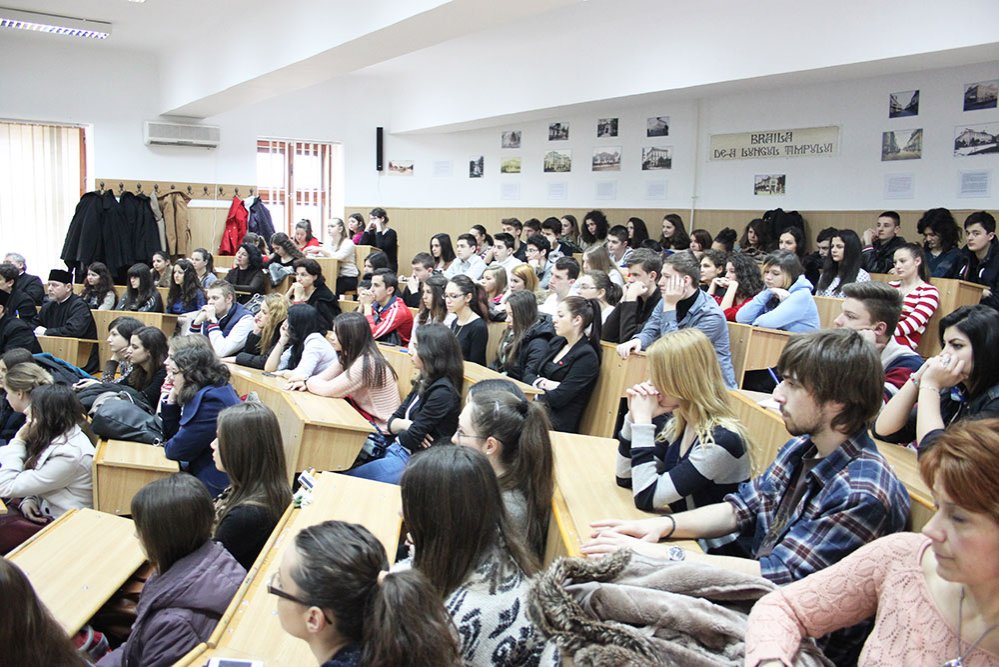 Conferinţă cu tinerii la Brăila 80626