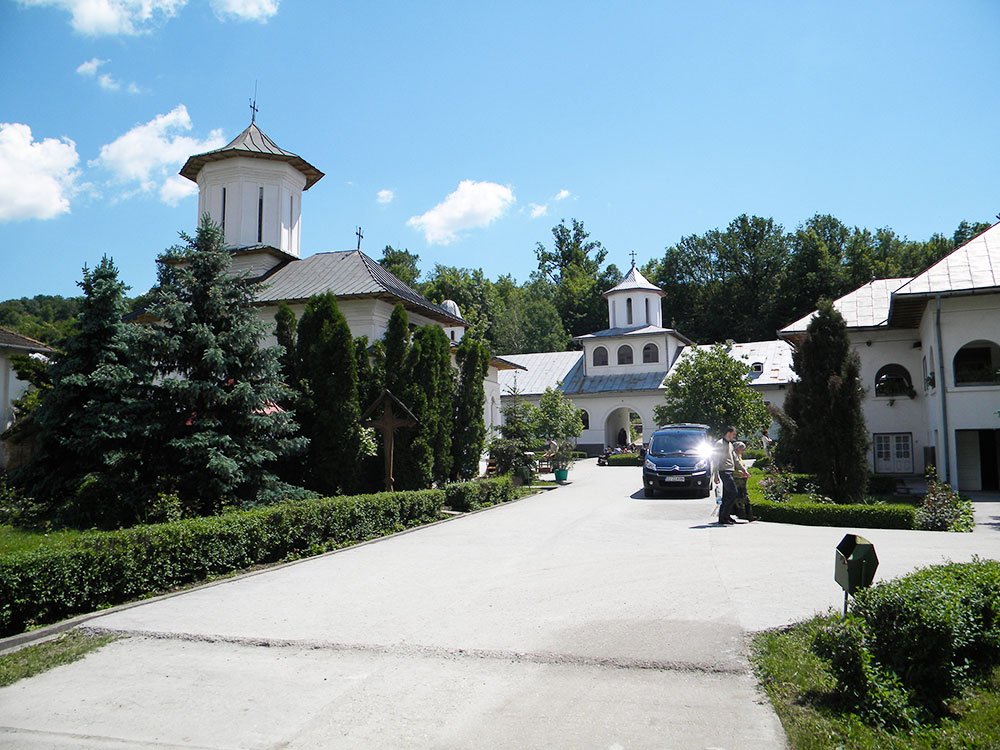 Mănăstirea Strâmba Jiu, sub oblăduirea Preasfintei Treimi 80518