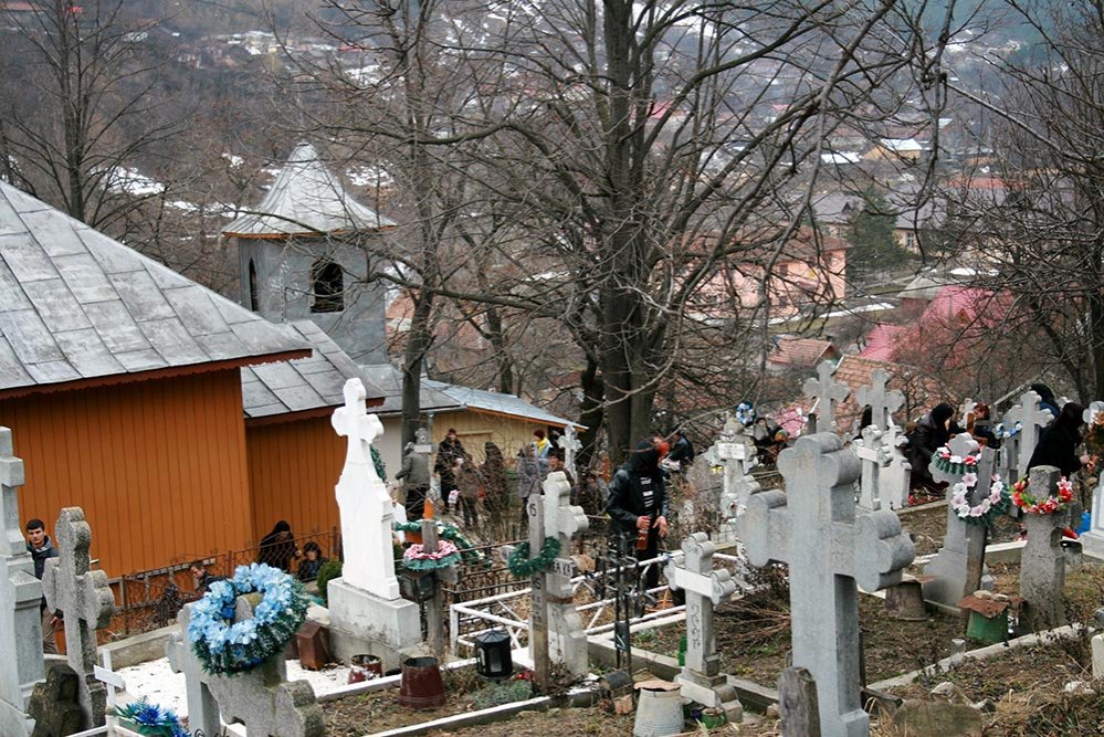 Cei pomeniţi sunt veşnic vii 80405